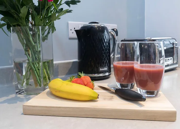 Elliot Oliver - Cosy 2 Bedroom Town Centre Apartment