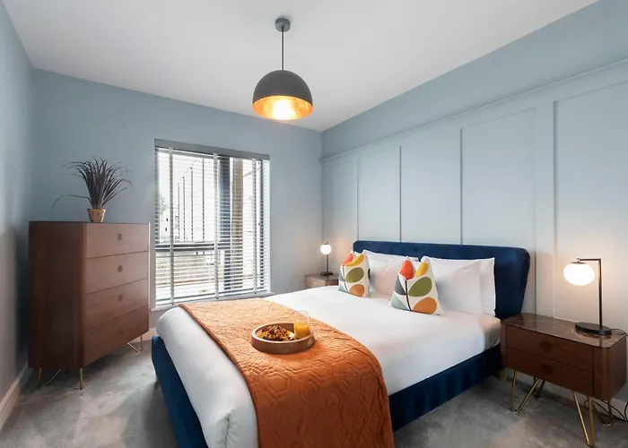 Elliot Oliver - Cosy 2 Bedroom Town Centre Apartment