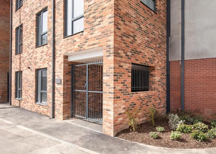 Elliot Oliver - Cosy 2 Bedroom Town Centre Apartment